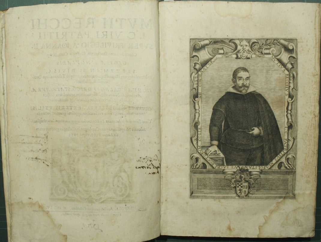 Mutii Recchi IC viri patritii Superprivilegio concedido a Ioanna II Sacro Doctorum Collegio Civit. Marea muerta. Glossa singularis septem en SS dividida