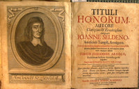Títulos honoríficos. Autora muy clara y erudita anticuaria Joanne Seldeno interioris Templi, Armigero